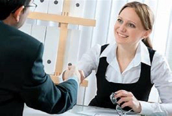 Como conseguir o primeiro emprego e como montar o currículo? Veja dicas.