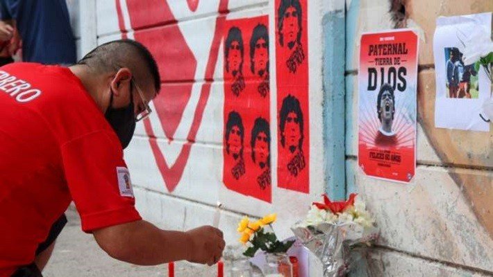 Maior ídolo da Argentina é velado com honras de chefe de Estado e atrai centenas de milhares de fãs