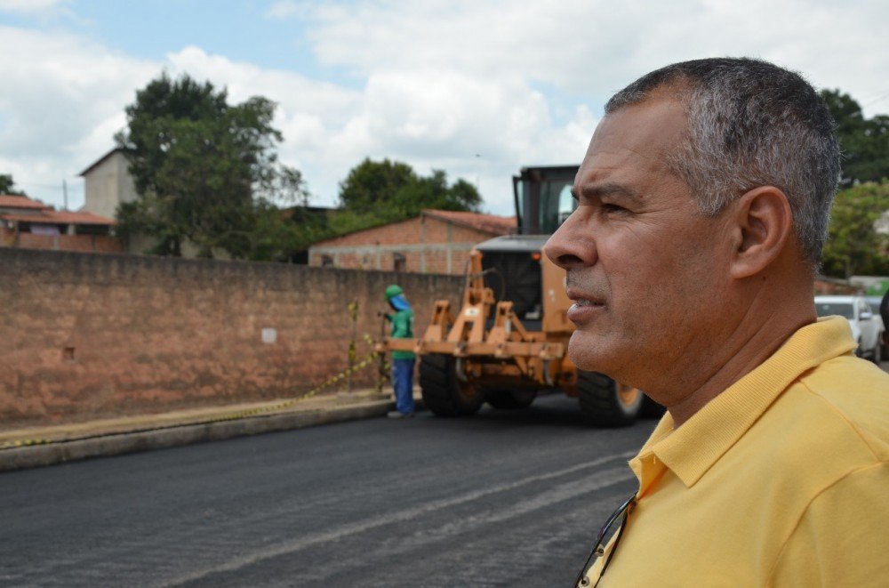 Prefeito Joaquim Neto vistoria obras de infraestrutura na rua Oito de Dezembro
