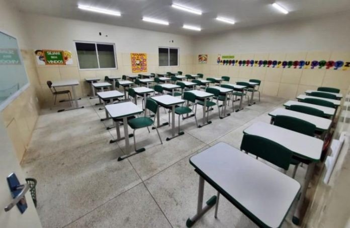 Após críticas, MEC decide revogar portaria que determinava retorno de aulas presenciais