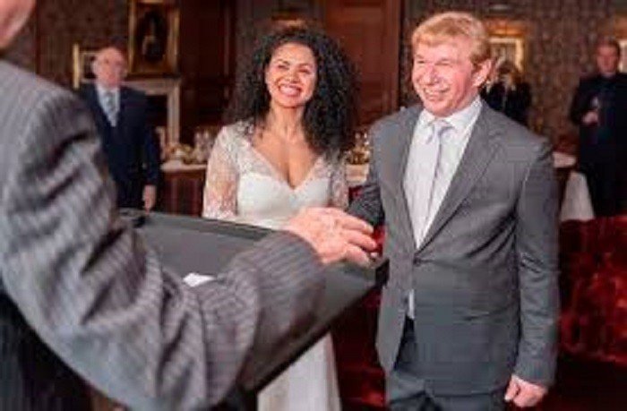 Presa na Suiça brasileira suspeita de espancar o marido até a morte.