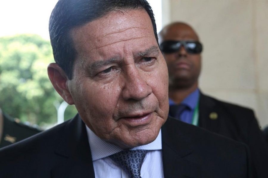 Mourão sobre Flávio, Carlos e Eduardo Bolsonaro: “são três moleques”