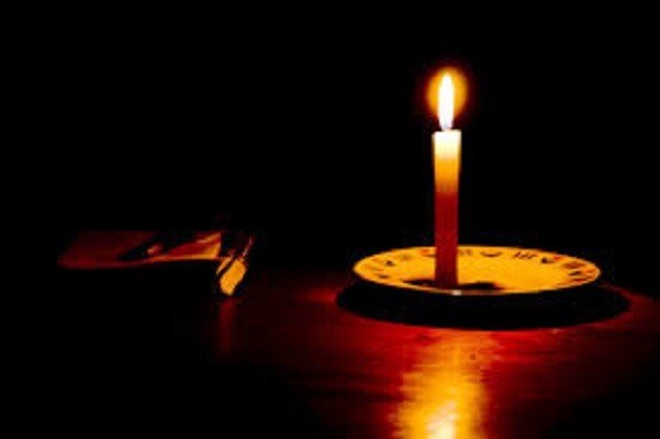 Idosa morre queimada após acender vela dentro de casa