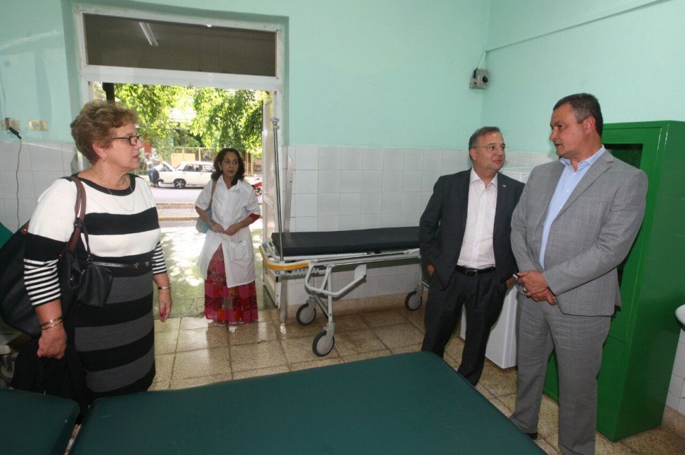 Rui visita policlínica e inicia negociação para firmar convênio com faculdade de medicina cubana