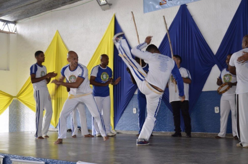 SEDUC entrega uniformes a alunos do AABB Comunidade, nesta quarta-feira (1)