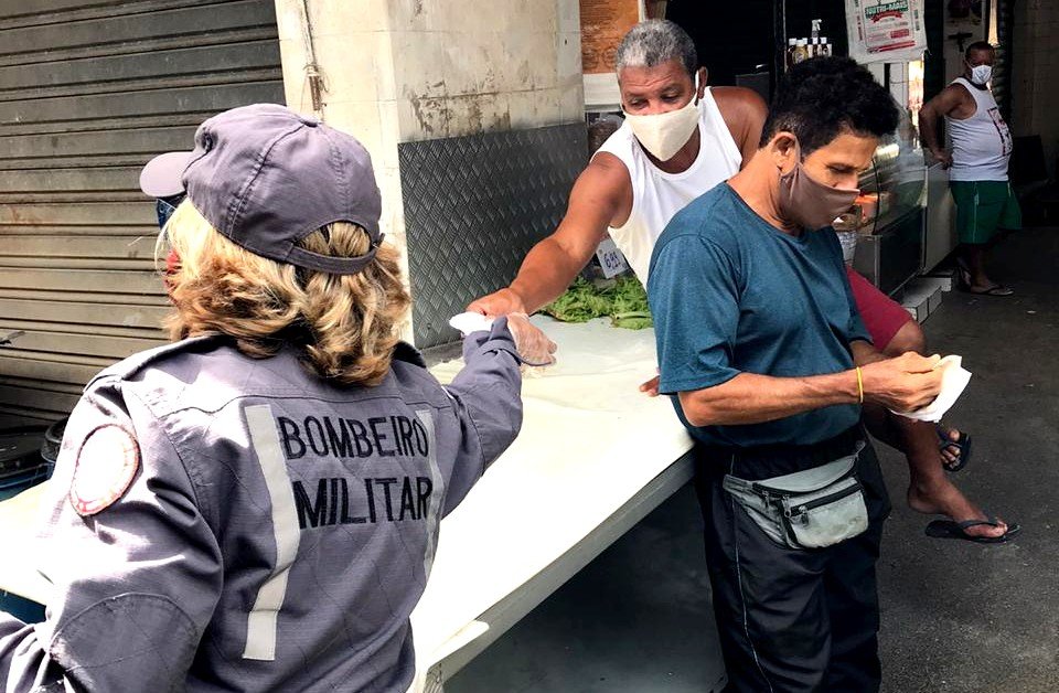 Ação do Governo do Estado distribui 2 mil máscaras no Mercado das Sete Portas