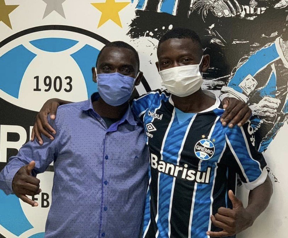 Vida nova para Ganael: Jovem de 15 anos é primeiro haitiano da história do Grêmio e sonha em trazer mãe ao Brasil