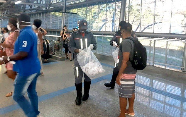 Governo do Estado distribui 4 mil máscaras no metrô