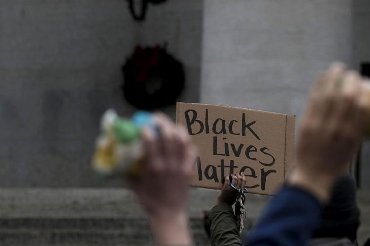 Morte de homem negro desarmado nas mãos de policial causa indignação nos EUA