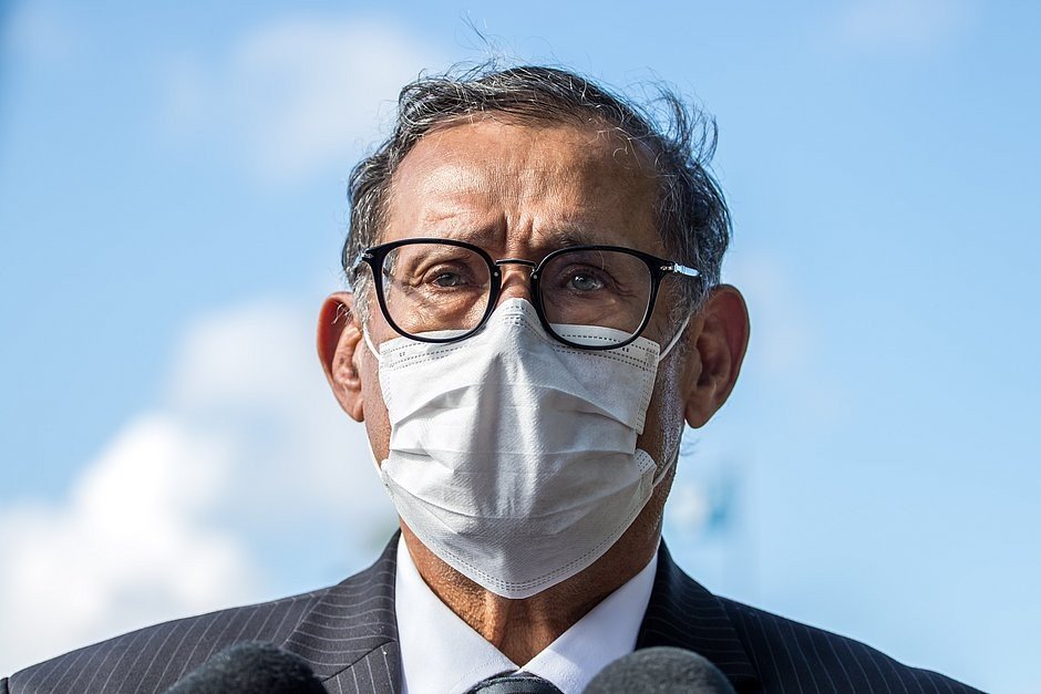 Com Covid-19, infectologista Roberto Badaró está em isolamento em casa