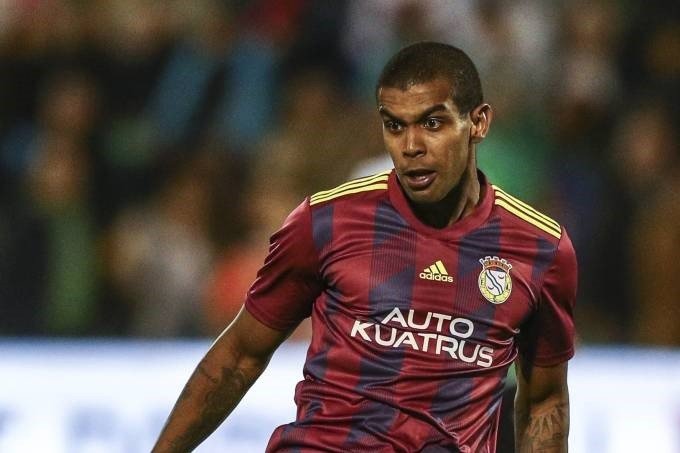 Jogador brasileiro morre após passar mal em campo em Portugal