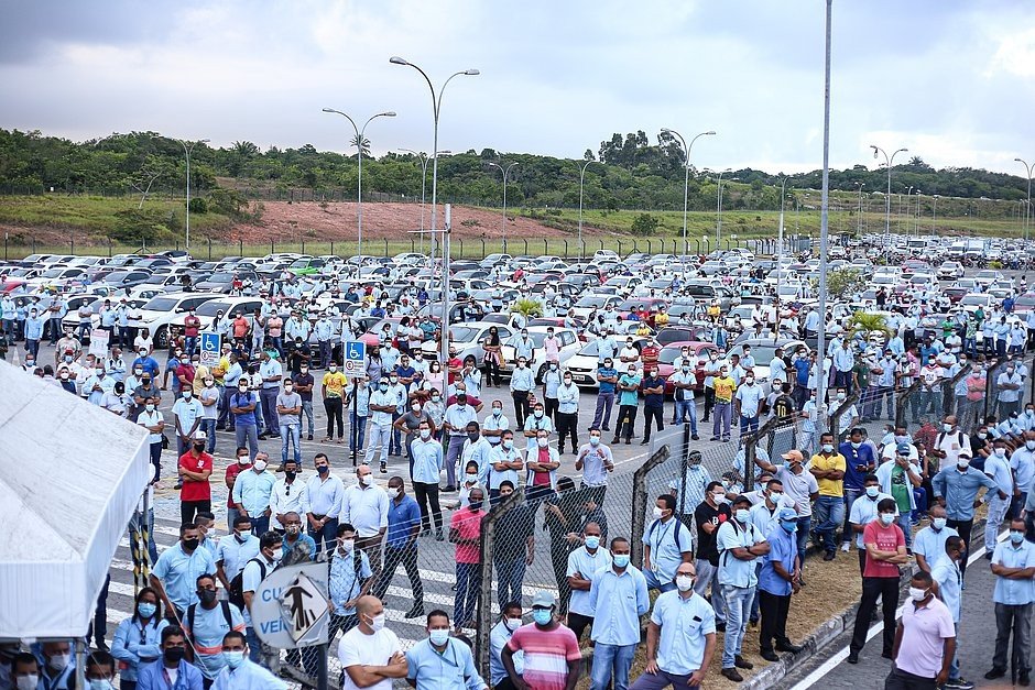 Trabalhadores da Ford protestam no pátio da montadora em Camaçari
