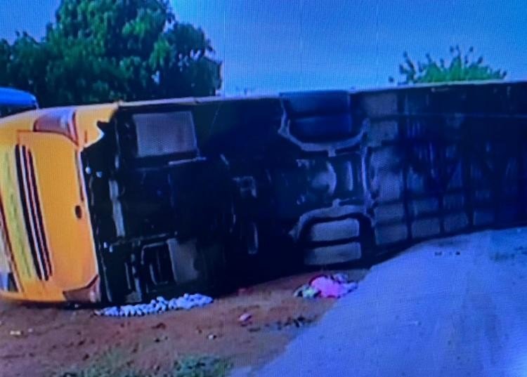 Ônibus de turismo tomba na entrada de Barreiras e deixa mortos e mais de 20 feridos