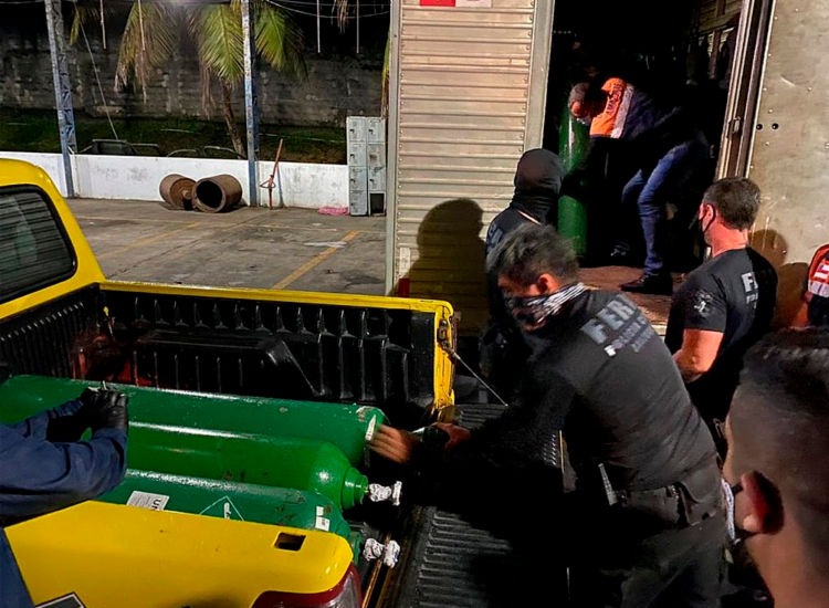 Polícia localiza 33 cilindros de oxigênio escondidos em um caminhão em Manaus