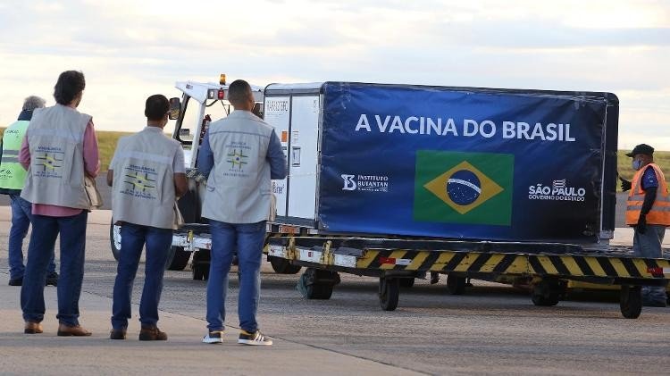 O uso da vacina para marketing político produz trapalhadas e aumenta risco de contaminação