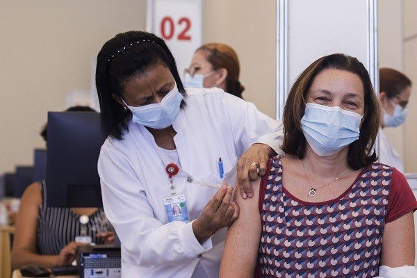 Cientistas brasileiros travam guerra contra a desinformação bolsonarista por vacinação