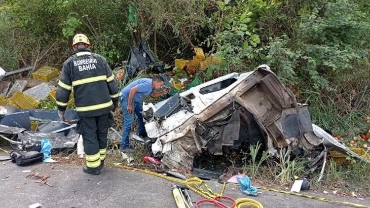 Duas pessoas morrem em acidente envolvendo caminhões na BR-101; carga foi saqueada