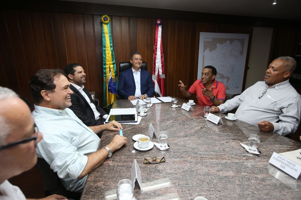 Governador assina projeto de lei que concede promoções a professores