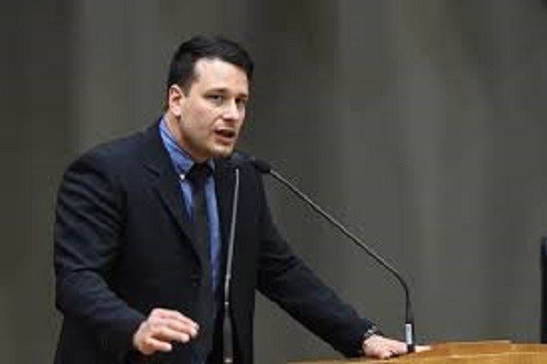 Vereador Leonel Radde anuncia disputa judicial contra Jones Manoel