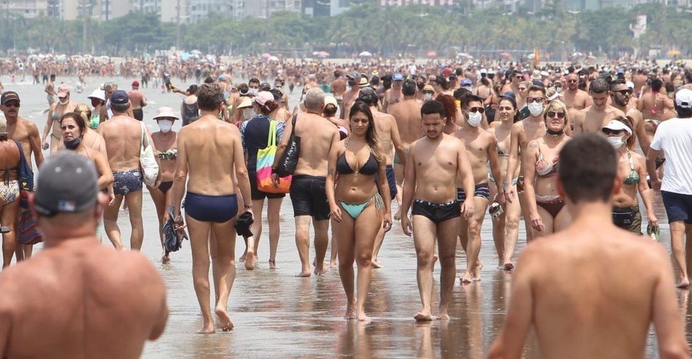Banhistas sem máscaras e em guarda-sóis desrespeitam regras da fase vermelha em praias de Santos, SP