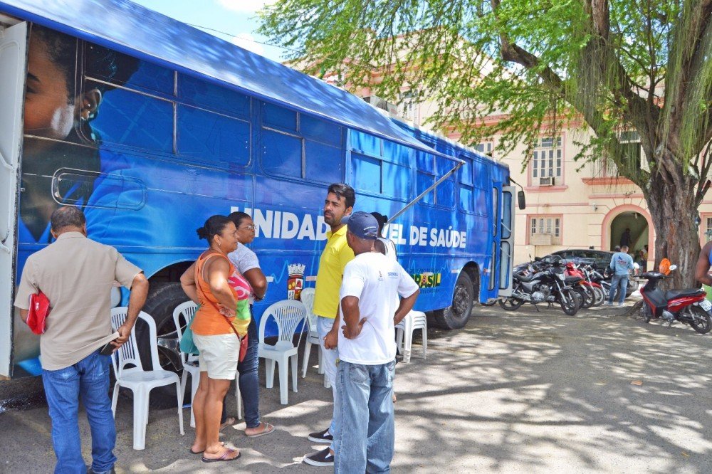 SEMAS e SESAU levam serviços à população, no estacionamento da Prefeitura