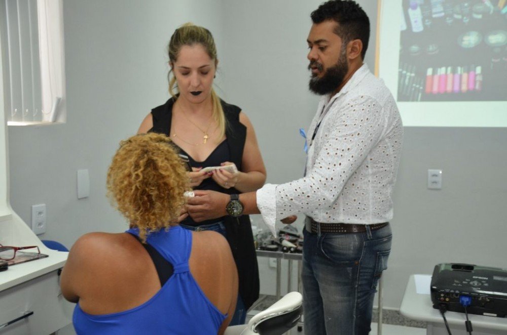 SEMAS promove oficina de automaquiagem para mulheres atendidas pelo CRAM