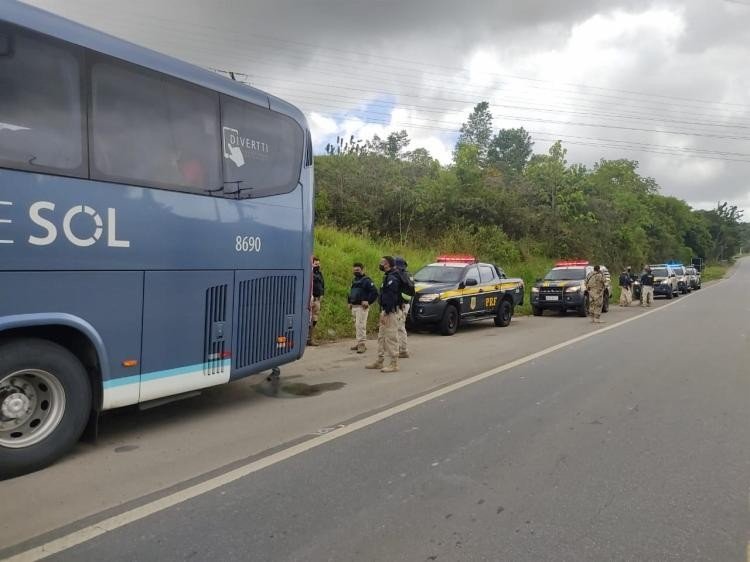 PRF frustra assalto a ônibus que fazia linha Salvador-Alagoinhas