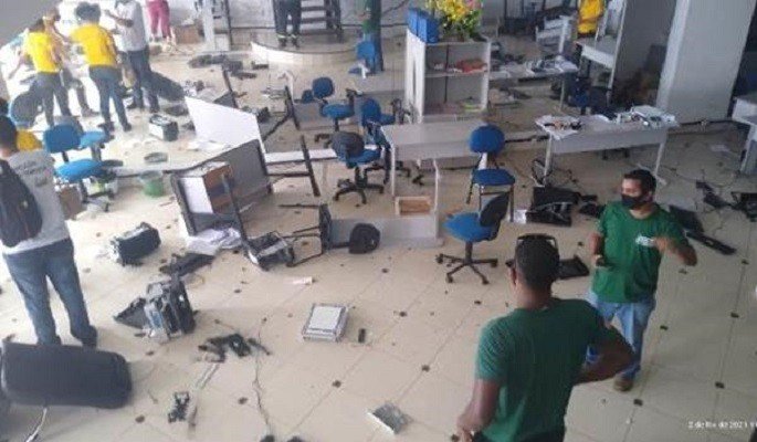 Corte no salário faz servidor destruir repartição pública