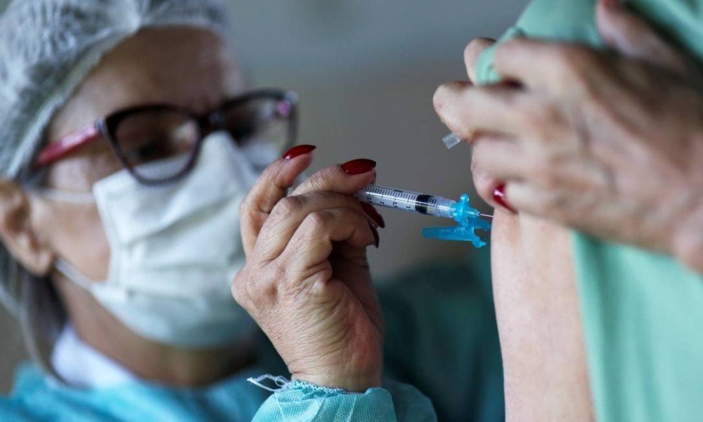 A cada 10 mil vacinados contra a Covid-19 no Brasil, apenas 5 têm reações, a maioria leves