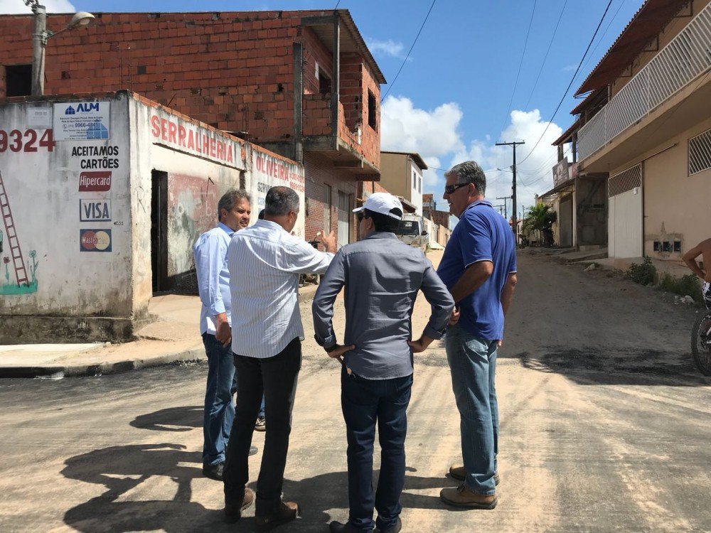 Prefeito Joaquim Neto visita obras de pavimentação em Alagoinhas Velha