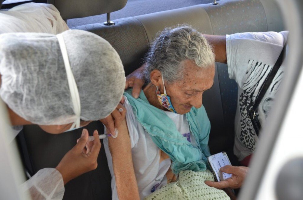 Prorrogada até sexta-feira (12), a vacinação de idosos com 85 anos ou mais
