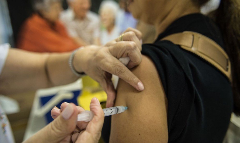 Sem diretriz clara, cidades vacinam pessoal da saúde sem contato direto com a COVID-19 antes de idosos
