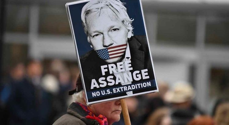 O que Julian Assange ainda faz na prisão