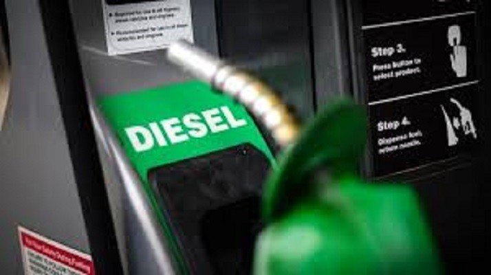 Bolsonaro zera imposto federal do diesel por dois meses